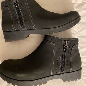 Cute black ankle booties!!
